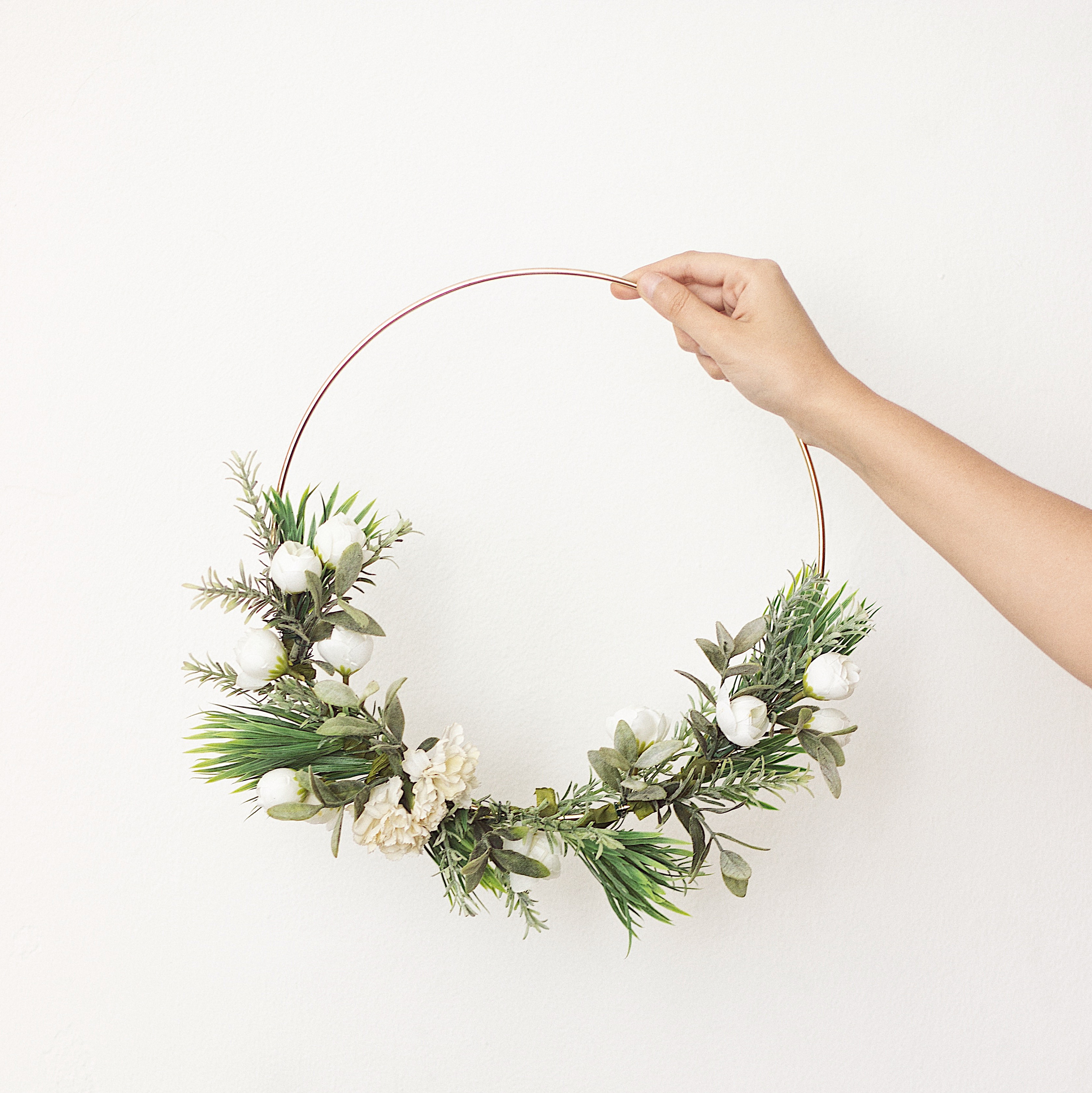 Cómo hacer una corona de flores artificiales | DIY – Nicole Tejera