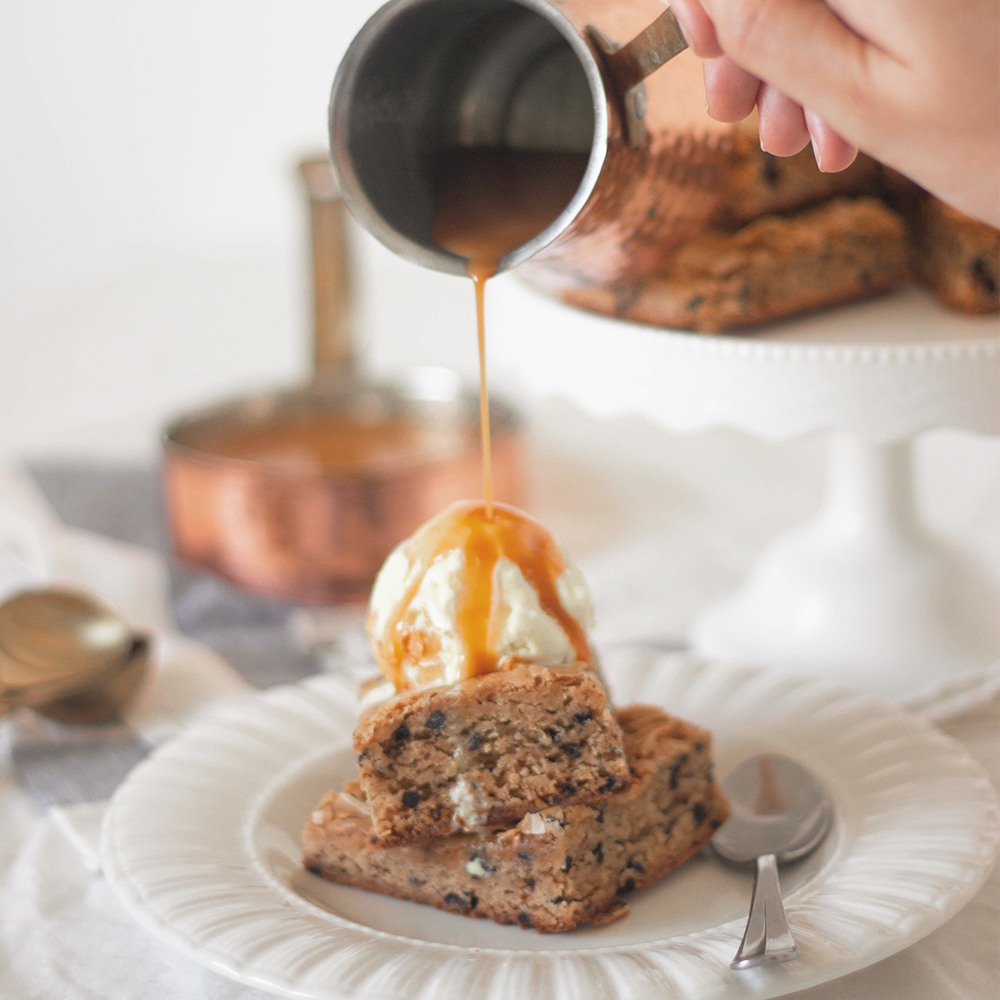 Blondies con helado y caramelo