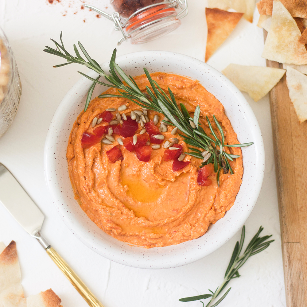 Hummus de pimiento rojo y pita chips | Receta